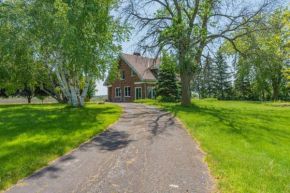 Luxury Hillside Farmhouse on The Bay of Quinte